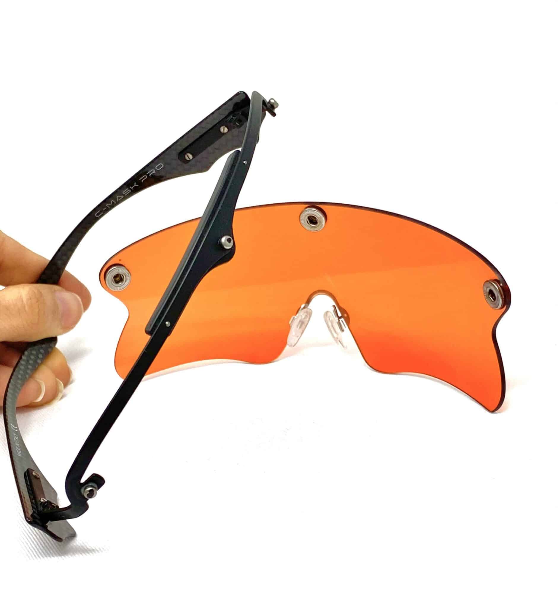 Gli occhiali da tiro Castellani C-Mask Pro con il sistema di cambio rapido della lente.