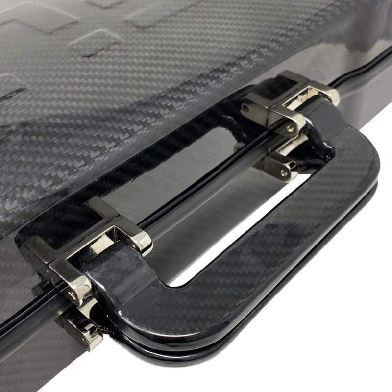 La valigetta portafucile Castellani in fibra di carbonio con maniglie in carbonio con chiusura magnetica.
