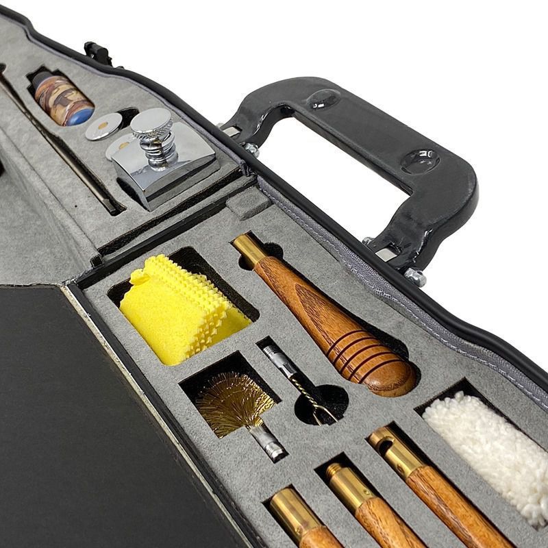 La valigetta portafucile Castellani in fibra di carbonio, inclusi all'interno accessori di alta qualità e lusso.