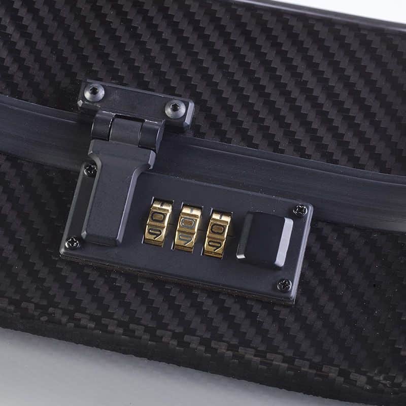 La valigetta portafucile Castellani in fibra di carbonio con 2 chiusure di sicurezza.